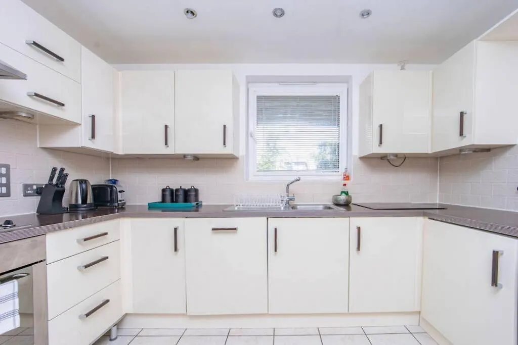 Flash Sale Brighton Train Station 3 Bedroom Flat Bn130Sha Apartment